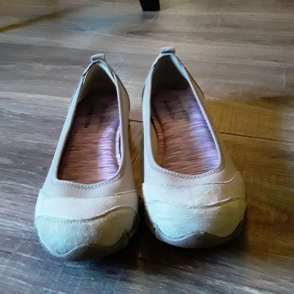 Skechers relax fit memory foam shoes